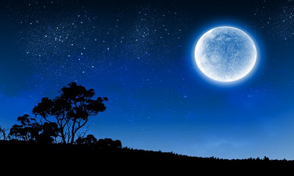 “Mặt Trăng xanh” là một hiện tượng khá hiếm liên quan đến sự xuất hiện thêm một lần trăng tròn trong một khoảng thời gian nhất định. Có hai định nghĩa cho khoảng thời gian này, và một trong số đó được sinh ra từ sự hiểu nhầm.