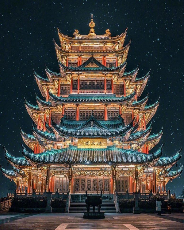 Nhiều người đã phải chịu cảnh chết trong oan ức ở chốn cung đình hùng vĩ này. Và có lẽ vì thế nên nơi này bị đồn có các chuyện ma quỷ diễn ra khi trời chuyển tối. Nhiều người kể từng chứng kiến các sự kiện kỳ quái diễn ra tại Tử Cấm Thành khi hoàng hôn buông xuống.