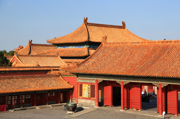 Tuy nhiên, đa số người dân Trung Quốc đều cho rằng trong Tử Cấm Thành thực sự có ma. Hay trước đây đã từng có trường hợp có người lợi dụng ban đêm ở đây không có ai và cố ý lưu lại để trộm cổ vật. Tuy nhiên hôm sau người ta đã phát hiện ra xác của kẻ trộm này trong tư thế kỳ lạ ở điện Thái Hòa.