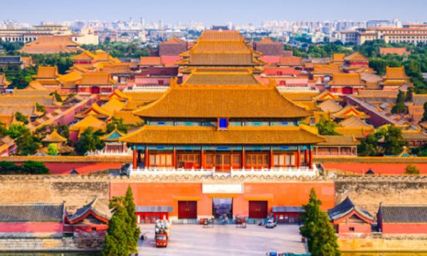 Tử Cấm Thành nằm ở trung tâm của Bắc Kinh cũng là thủ đô Trung Quốc. Tử Cấm Thành tọa lạc ở khu vực phía Bắc của quảng trường Thiên An Môn. Tử Cấm Thành Trung Quốc được đánh giá một công trình có quy mô hoành tráng của thế giới.