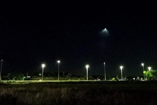 Một "UFO phát sáng" bí ẩn đã xuất hiện trên bầu trời Scotland và khắp Vương quốc Anh khiến hàng trăm người nhìn thấy và gây náo loạn khắp các mạng xã hội.