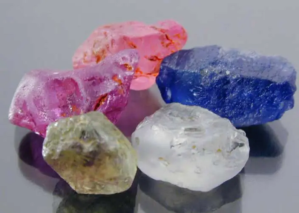 Đá có độ cứng được tính theo thang Mohs là 9. Đá Sapphire có màu sắc phong phú, nổi bật nhất là màu xanh dương đậm, ngoài ra còn có các màu xanh phớt, xanh có ánh hồng, ánh tía… Đá Sapphire bóng, trong, không lẫn tạp chất là loại đá cao cấp, có giá trị không kém gì kim cương.