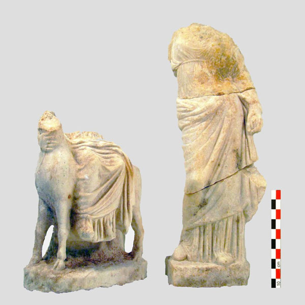 Khi người ta mở rộng tuyến tàu điện ngầm từ Athens đến thành phố Piraeus, các nhà khảo cổ đã phát hiện ra những đường ống dẫn nước cổ đại và hàng nghìn hiện vật từ thời Hy Lạp đến La Mã. Điểm nổi bật nhất từ trong những hiện vật này là một bức tượng không đầu tuyệt đẹp được tìm thấy dưới đáy giếng cổ.