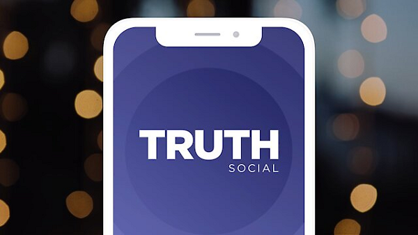 Sau khi rời nhiệm sở, ông Trump vận hành một blog có phong cách tương tự như Twitter. Tuy nhiên, blog này đóng cửa sau một tháng hoạt động.