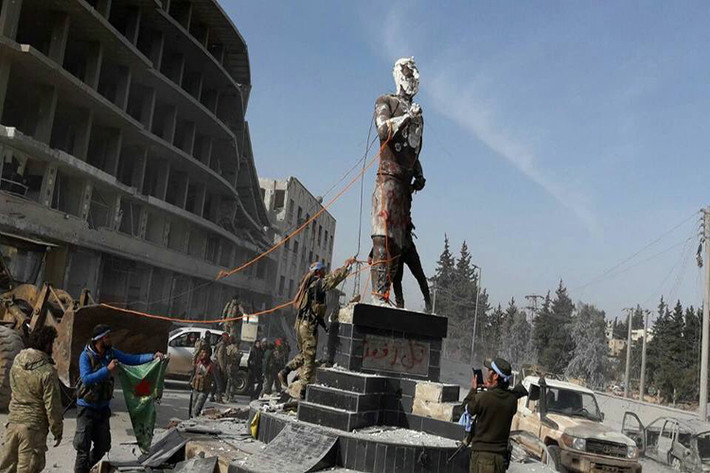 Liên minh quân đội Thổ Nhĩ Kỳ và các nhóm FSA tiếp tục tiến công cô lập thành phố Afrin từ hướng bắc. Một mũi tiến công chính đang đẩy mạnh về phía tây nam thành phố Afrin, chiếm nốt những địa bàn dân cư đang còn trong nằm trong quyền kiểm soát của lực lượng dân quân người Kurd ở Syria. Ảnh: South Front.
