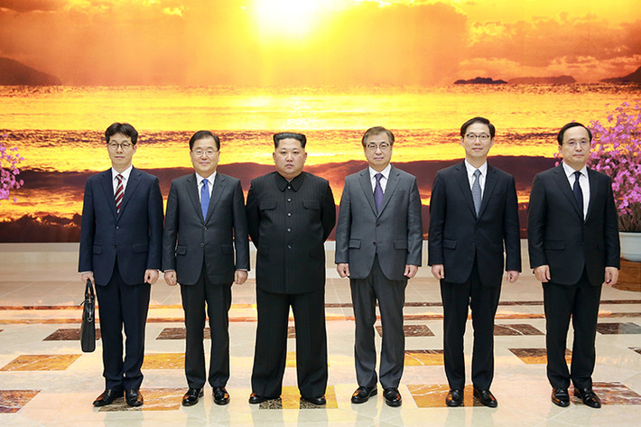 Hình ảnh nhà lãnh đạo Triều Tiên Kim Yong-un chụp ảnh cùng phái đoàn đặc biệt của Tổng thống Hàn Quốc. Ảnh: KCNA.