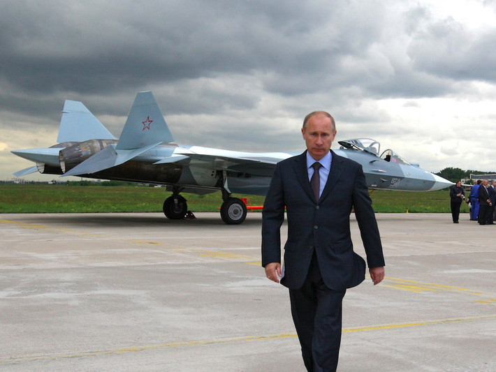 Su-57 được thiết kế theo công nghệ tàng hình, được trang bị những công nghệ và vũ khí tiên tiến giúp Không quân Nga hồi sinh sức mạnh. Su-57 mang đậm dấu ấn đổi mới công nghệ và thiết kế của vũ khí Nga, thoát khỏi cái bóng của những thiết kế có từ thời Xô Viết. Ảnh: Sputnik.