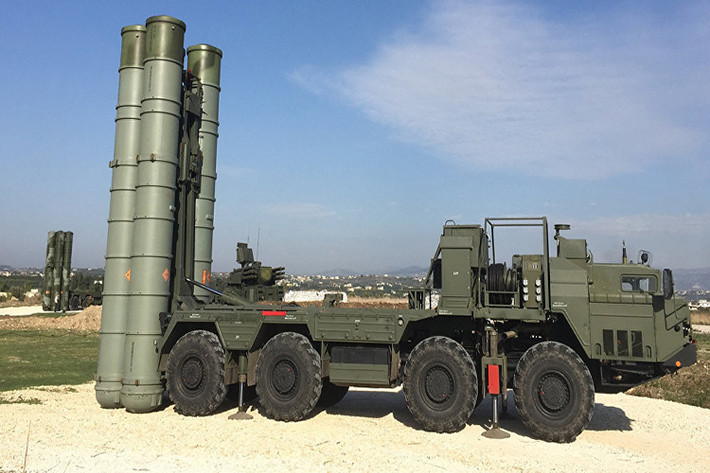 Trong số các tổ hợp phòng không được Nga đưa tới Syria hiện tại thì tổ hợp phòng không S-400 đóng vai trò gần như trung tâm, khi đây là “lá chắn” bảo vệ Khmeimim và Tartus trước mọi mối đe dọa từ trên không sau sự kiện Thổ Nhĩ Kỳ bắn hạ máy bay Su-24 Nga trên không phận Syria. Nguồn ảnh: Sputnik.