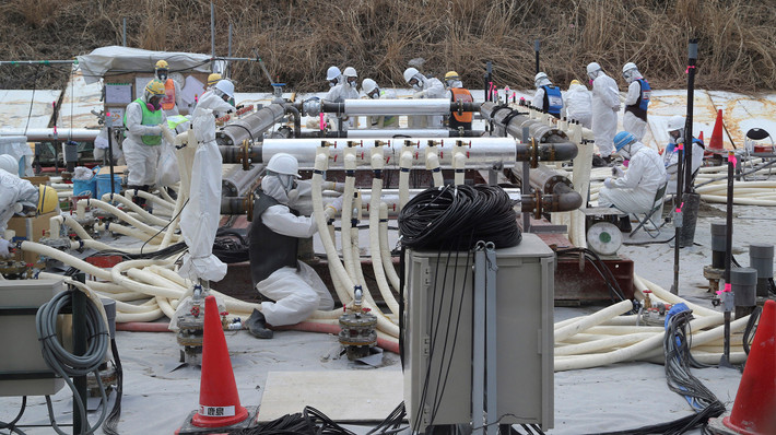 Đầu tháng 3/2018, Công ty Điện lực Tokyo (TEPCO), đơn vị chủ quản nhà máy điện hạt nhân bị rò rỉ sau thảm họa động đất, sóng thần vào năm 2011 tại Fukushima, đã đưa vào hoạt động bức tường băng xây dựng ngầm xung quanh khu vực nhiễm phóng xạ. Chi phí xây dựng và vận hành bức tường này lên đến 310 triệu USD. Ảnh: AP.