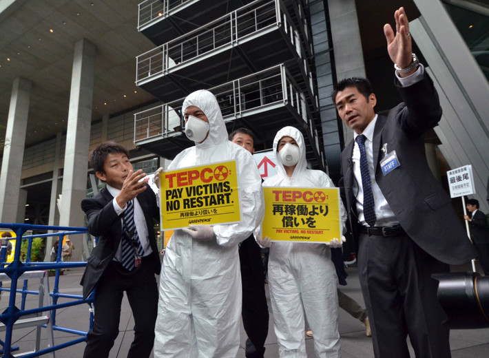 Trong khi đó vào tháng 10/2017, công ty TEPCO đã được chính phủ Nhật Bản chấp thuận tái khởi động 2 lò phản ứng ở nhà máy điện hạt nhân lớn nhất thế giới Kashiwazaki-Kariwa (tỉnh Niigata). Với việc nhà máy Kashiwazaki-Kariwa nằm gần biển và khu vực này cũng từng xảy ra động đất trong quá khứ, công ty TEPCO và chính phủ Nhật Bản trở thành tâm điểm cho rất nhiều chỉ trích vì không biết rút kinh nghiệm từ sự cố Fukushima trong quá khứ. Ảnh: AFP.