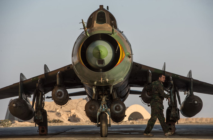 Trong ảnh là một chiếc Su-22M4 của Không quân Syria đã được lắp bom nhiệt áp ODAB-500PMV sẵn sàng, nằm trong hangar chờ lệnh xuất kích. Nguồn ảnh: FalkeEins.