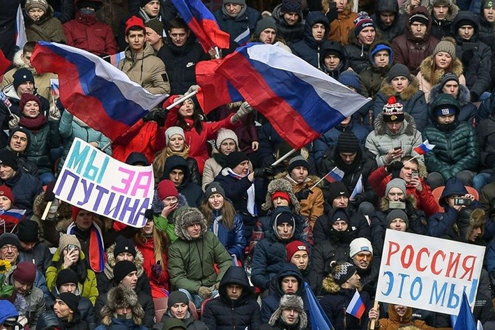 Bất chấp thời tiết ở Moscow vẫn còn lạnh âm nhiều độ, hàng chục ngàn người đã có mặt ở sân vận động Luzhniki để cổ vũ cho ông Putin. Ảnh: AFP.