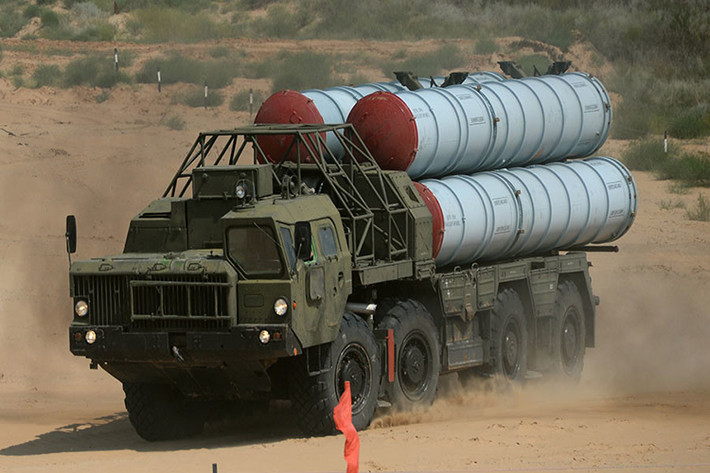 S-400 Triumf là tổ hợp tên lửa phòng không tầm xa hiện đại nhất của Nga hiện nay, và được Quân đội Nga đưa vào trang bị trong năm 2007, S-400 chính thức xuất hiện tại Syria trong tháng 11/2015 và được duy trì tại chiến trường này từ đó cho tới nay. Nguồn ảnh: Zero Hedge.