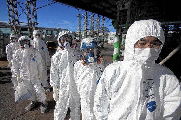 Hiện mức phóng xạ tại 3 trong số 6 lò hạt nhân của nhà máy Fukushima Daiichi vẫn cao quá sức chịu đựng của con người. Các robot thăm dò của TEPCO đã thất bại trong việc tiếp cận khu vực này nhằm đo đạc chính xác mức phóng xạ. Ảnh: AP.