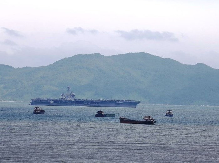 Tàu sân bay USS Carl Vinson nhìn từ cầu Thuận Phước. Ảnh Nguyễn Thành.