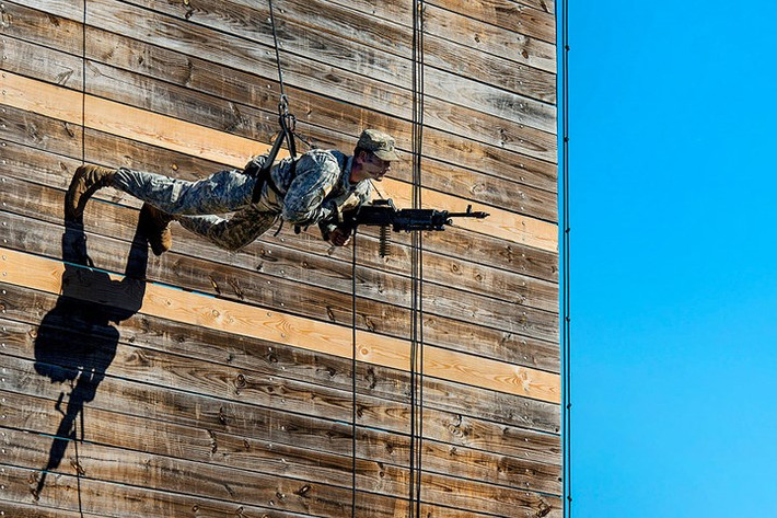 Biệt kích Mỹ biểu diễn kỹ năng vừa đu dây vừa tấn công mục tiêu tại Fort Benning.