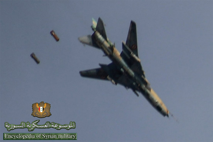 Hình ảnh Su-22M4 của Syria bổ nhào cắt bom trong một phi vụ, trong ảnh nhiều khả năng là bom OFAB-100-120 và OFAB-250-270 dựa vào kích thước của chúng. Nguồn ảnh: Syr Mil Wik.