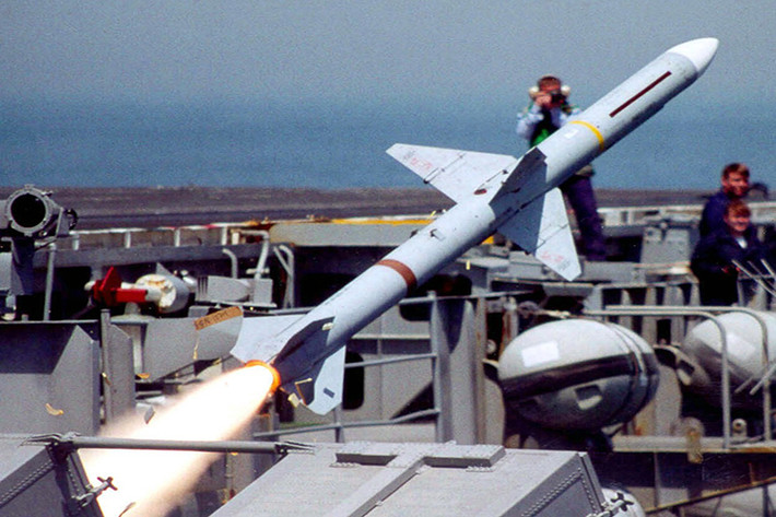 Tên lửa Sea Sparrow được điều khiển bay đến mục tiêu bởi một radar xa kích Mark 115 “Manned Director” (Giám đốc), loại radar này có thể phát hiện và theo dõi các mục tiêu đe dọa từ khoảng cách lên đến 90km. Toàn bộ quy trình tấn công đánh chặn mục tiêu của bộ đôi tên lửa Sea Sparrow và radar Mark 115 chỉ diễn từ từ 12-38 giây. Nguồn ảnh: Seaforces.