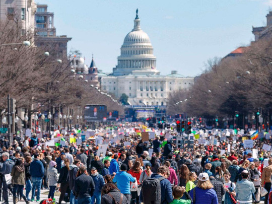 Trước đó, vào ngày 14-2, một vụ xả súng đã xảy ra tại trường Trung học Marjory Stoneman Douglas, khiến 17 người thiệt mạng. Hình ảnh Đám đông tập trung tại thủ đô Washington biểu tình phản đối, yêu cầu chính phủ Mỹ có các hành động kiểm soát súng đạn. Ảnh: ABC News