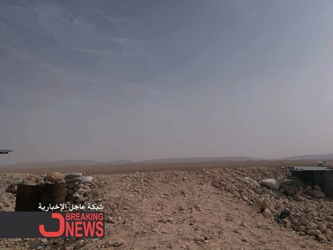 Cơ quan truyền thông Hezbollah ở Syria đăng tải thông tin cho biết, các tay súng IS phối hợp với một nhóm chiến binh nổi dậy của Quân đội Syria tự do (FSA) do Mỹ hậu thuẫn đã từng đánh chiếm thành phố sa mạc al-Qaryatayn ngày 29.09.2018, xuất phát trong vùng 50 km xung quanh thị trấn al-Tanaf. Ảnh: South Front.