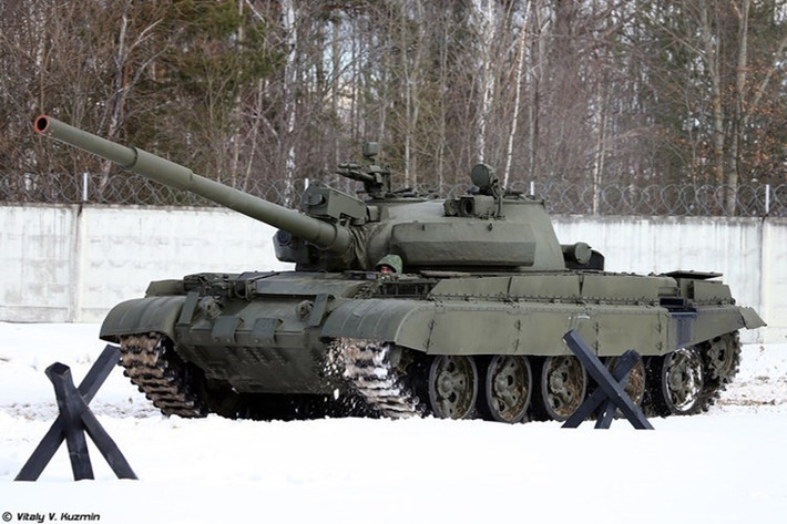 So với các thế hệ đầu T-62, T-62M được bổ sung giáp tăng cường BDD quanh mặt trước tháp pháo, tăng khả năng kháng chịu đạn nổ lõm chống tăng. Ước tính, với BDD, giáp tháp pháo dày tương đương 300-400mm thép. Nguồn ảnh: Vitaly-Kuzmin