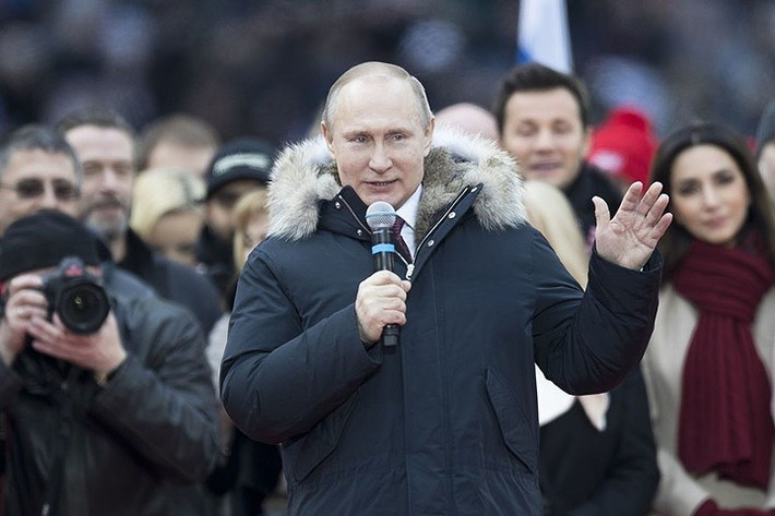 Ông Putin cùng những người ủng hộ cũng hô vang đầy tự hào tên của nước Nga (“Rossiya”) nhiều lần. Ông vẫn là ứng cử viên sáng giá nhất của cuộc bầu cử Nga 2018. Ảnh: AP.