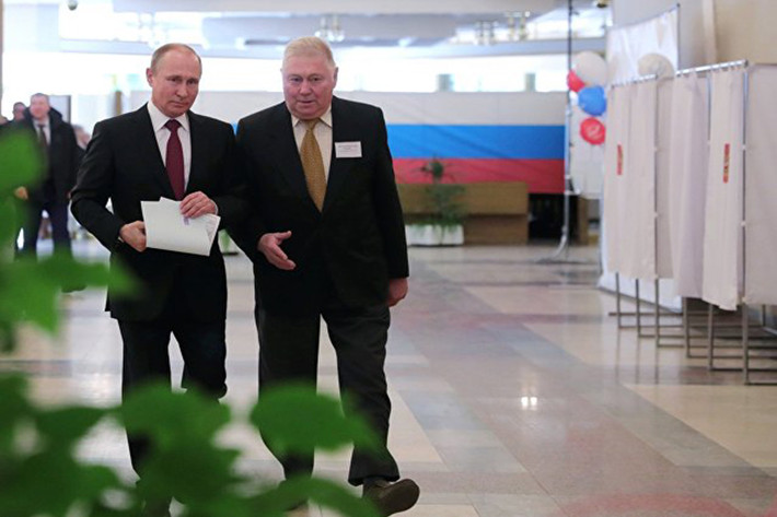 Hình ảnh Tổng thống Nga Vladimir Putin bỏ phiếu tại địa điểm bỏ phiếu 2151 tại Viện Hàn lâm Khoa học Nga ở Moscow. Phát biểu tại điểm bỏ phiếu này, ông Putin cho biết mỗi phần trăm ủng hộ đều là sự thành công của ông. Ảnh: Sputnik.