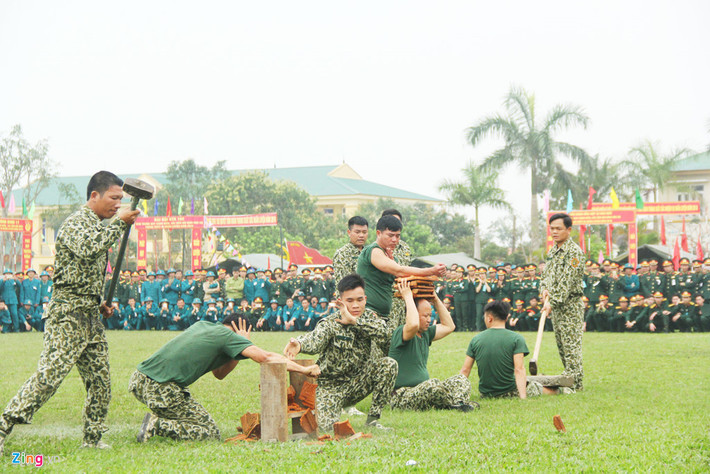 Thử thách đặt chồng ngói lên tay, lên đầu hay để khối bê tông nằm trên chân dùng búa đập vỡ của trinh sát.