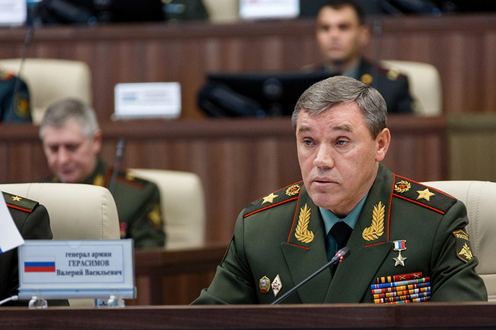 Đích thân Tổng tham mưu trưởng Các lực lượng Vũ trang Nga Valery Gerasimov tuyên bố hôm 13/3 tại Moscow rằng, sẵn sàng đánh chặn các tên lửa hay cả các bệ phóng tên lửa của Mỹ nếu các binh sĩ của Quân đội Nga ở Syria bị đe dọa, gồm cả việc tấn công vào thủ đô Damascus. Tuyên bố này được đưa ra chỉ một ngày sau khi Đại sứ Mỹ tại Liên Hợp Quốc đe dọa Washington sẽ tấn công Damascus nếu vũ khí hóa học được sử dụng tại Syria. Nguồn ảnh: sipol.at.