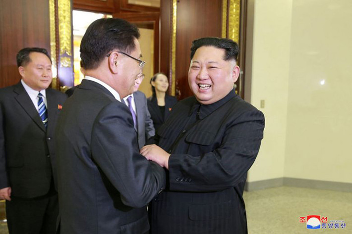 Theo hãng tin Yonhap của Hàn Quốc, dẫn lời phát ngôn viên Văn phòng Tổng thống Hàn Quốc – Kim Eui-kyeom cho biết, phái đoàn Seoul đã gặp Chủ tịch Triều Tiên Kim Jong-un và tham gia tiệc chiêu đãi tại trụ sở đảng Lao động ở Bình Nhưỡng vào tối 5/3. Ảnh: Chủ tịch Triều Tiên Kim Jong-un bắt tay ông Chung Eui-yong - trưởng phái đoàn Hàn Quốc. Ảnh: KCNA.
