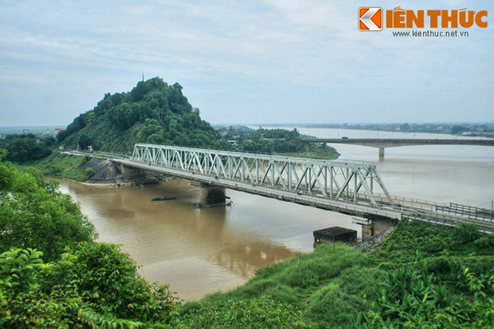 Khi mới bắt đầu đưa “chiến tranh” ra miền Bắc Việt Nam, nhằm chặt đứt các tuyến giao thông huyết mạch đưa vũ khí từ miền Bắc vào miền Nam, Không quân Mỹ, Hải quân Mỹ ráo riết thực hiện hàng trăm phi vụ không kích nhằm đánh hỏng các tuyến cầu đường thiết yếu ở miền Bắc Việt Nam. Trong ảnh, cầu Hàm Rồng – cây cầu huyết mạch quan trọng phục vụ nhiệm vụ chi viện từ miền Bắc vào miền Nam trong những năm tháng kháng chiến chống Mỹ.