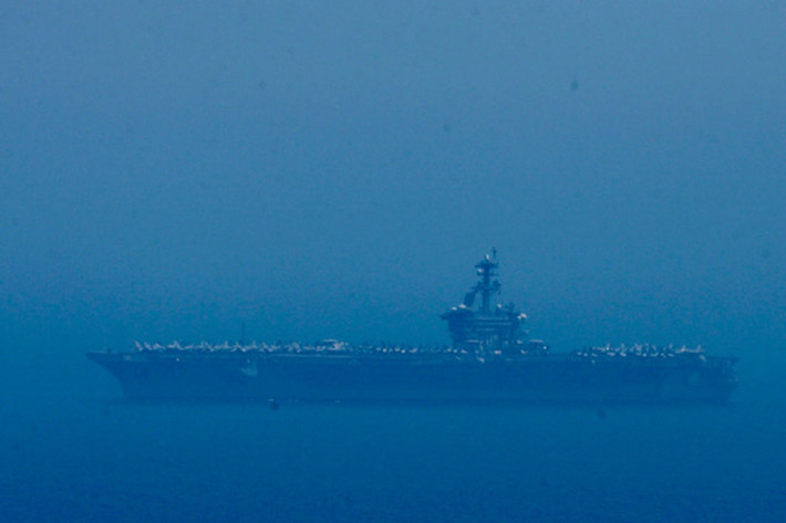 Tuy nhiên, sự xuất hiện của nhóm tác chiến tàu sân bay USS Carl Vinson tại Việt Nam được truyền thông phương Tây bình luận là đặt trong thế đối đầu với sự trỗi dậy của Trung Quốc và các động thái gần đây của Bắc Kinh trên Biển Đông. Chuyến thăm cũng diễn ra đồng thời trong bối cảnh ngày càng có nhiều tín hiệu cho thấy chính quyền của Tổng thống Mỹ Donald Trump đang muốn thúc đẩy hơn nữa quan hệ an ninh với Việt Nam. Ảnh: tàu sân bay USS Carl Vinson còn cách bờ khoảng 5 km. Nguồn Ảnh: Hải An/Zing News.