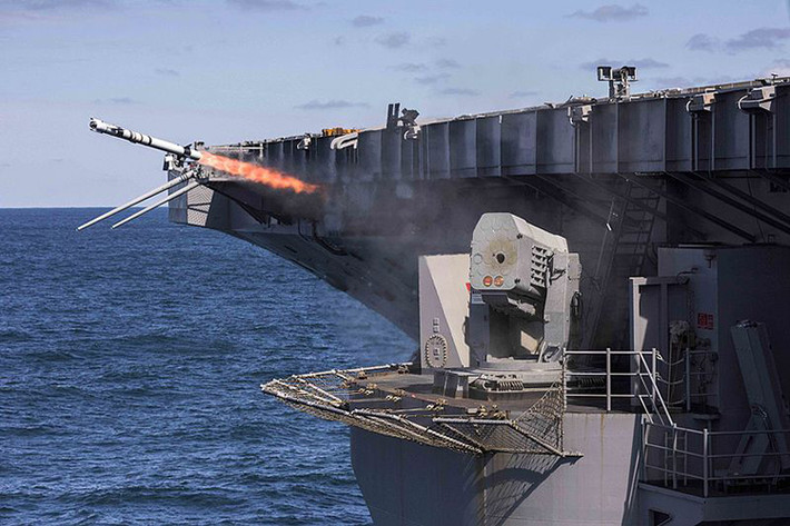 RIM-116 đóng vai trò đặc biệt quan trong trong hàng phòng thủ trên tàu sân bay Nimitz nếu không muốn nói là cuối cùng, tầm bắn của tên lửa RIM-116 vào khoảng 9km và lao đến mục tiêu trong vận tốc hơn 2.000km/h với tỉ lệ bắn hạ thành công lên đến 95%. Nguồn ảnh: quora.com.