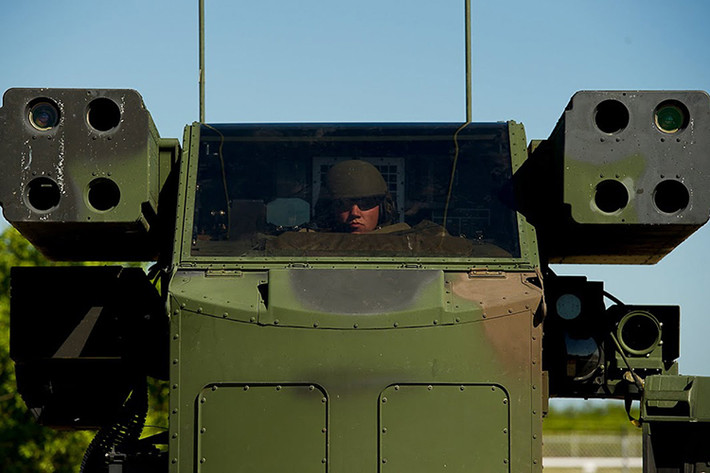 Mỗi hệ thống Avenger được trang bị 8 tên lửa FIM-92 Stinger chia đều cho 2 cụm phóng, các tên lửa Stinger có tầm bắn hiệu quả lên đến gần 8.000 mét với các mục tiêu bay ở độ cao dưới 4.000 mét. Khi được triển khai tên lửa sẽ phóng đi với vận tốc Mach 2,54 (750m/s) đánh chặn mục tiêu bằng một đầu đạn nổ cực mạnh nặng 30kg. Nguồn ảnh: Quân đội Mỹ.