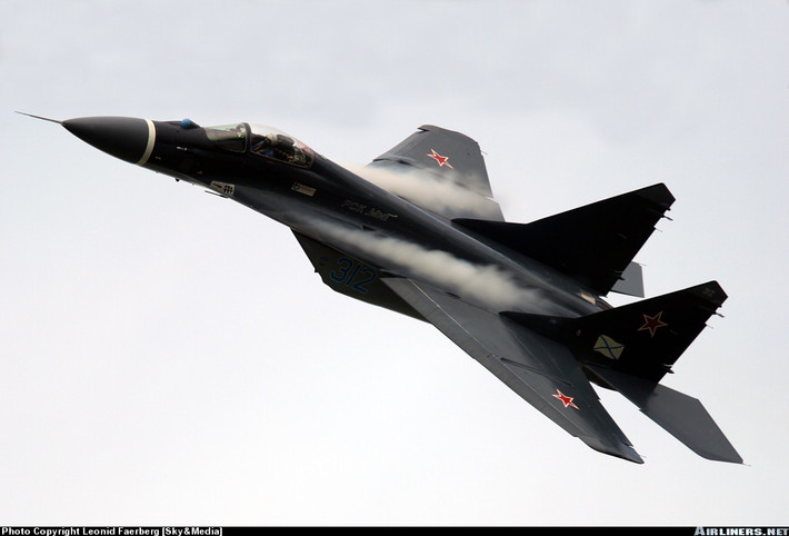 MiG-29K trang bị cặp động cơ turbofan RD-33MK cung cấp công suất cao hơn 7% so với thế hệ RD-33 tích hợp trên các máy bay MiG-29 của không quân. Tối ưu không gian trong máy bay tốt hơn khiến tải trọng nhiên liệu tới 4,5 tấn cho phép đạt bán kính chiến đáu 850km và tăng lên 1.300km với 3 thùng dầu phụ. Nguồn ảnh: Airlines.net