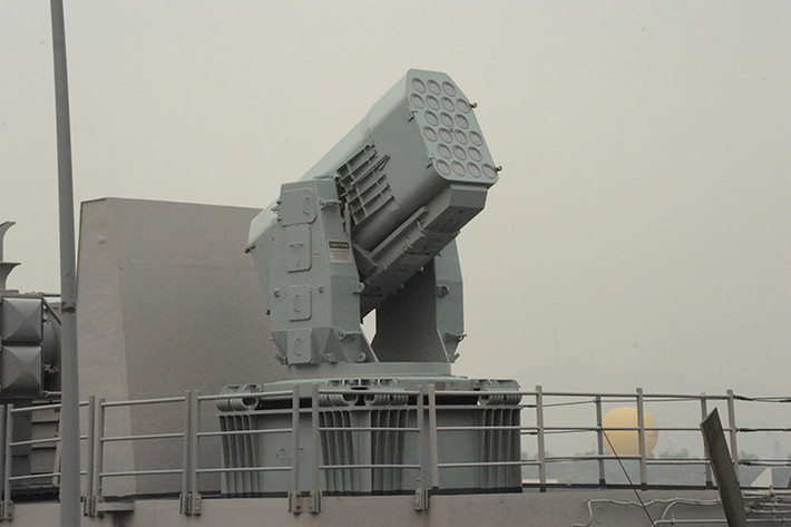 Tuy nhiên, nếu hàng phòng thủ thứ nhất trên tàu sân bay Nimitz với 8 quả tên lửa Sea Sparrow vẫn không thể đánh chặn được mục tiêu thì nó vẫn có “chiếc ô” thứ hai của hàng phòng thủ với hệ thống phòng không RIM-116 (RAM) với cụm phóng mang theo 21 tên lửa không đối không AIM-9 Sidewinder. Nguồn ảnh: Seaforces.