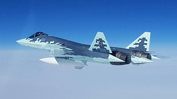 Tiêm kích tàng hình Su-57: Đây là chương trình phát triển máy bay chiến đấu lớn nhất của Nga thời hậu Xô viết. Nó được thiết kế để cạnh tranh với F-22 Raptor của Mỹ. Ban đầu chương trình được gọi là PAK FA T-50. Mẫu thử nghiệm T-50 thực hiện chuyến bay đầu tiên vào 29/1/2010. Ảnh: Sputnik.