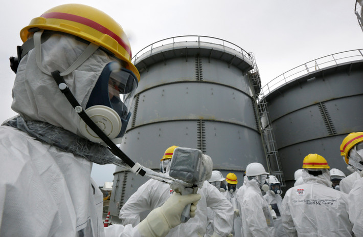 Trước đó vào năm 2002, TEPCO cũng từ chối yêu cầu của Cơ quan An toàn Hạt nhân và Công nghiệp (nay đã bị giải thể) về việc xây dựng một hệ thống mô phỏng an toàn sau khi xuất hiện báo cáo nhấn mạnh Fukushima có thể hứng chịu một thảm họa động đất, sóng thần lớn trong vòng 30 năm. Quả thật vào năm 2011, thảm họa kép động đất, sóng thần đã ập vào vùng bờ biển Fukushima, gây rò rỉ hạt nhân từ nhà máy Fukushima Daiichi. Ảnh: AP.
