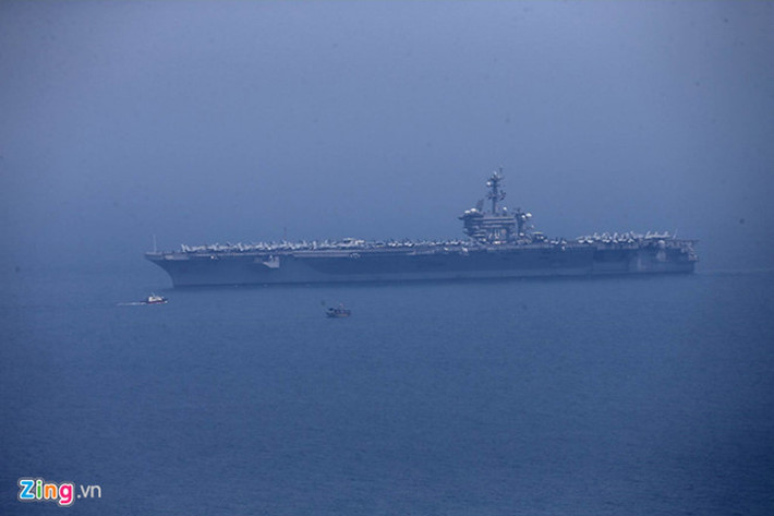 Hiện tại tàu USS Carl Vinson đã thả neo ở cảng Tiên Sa, cách bờ 1 km, trong khi đó các tàu hộ tống sẽ cập cảng. Nguồn ảnh: Hải An/Zing News.