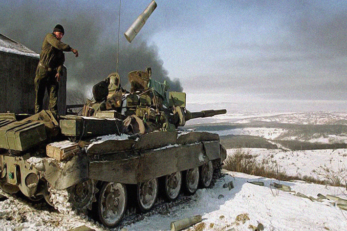 T-62M (Object 166M) là phiên bản hiện đại hóa sâu rộng trên cơ sở mẫu T-62, được ra mắt và đưa vào sản xuất hàng loạt từ năm 1983. Đến nay, hầu hết dòng xe tăng T-62 nói chung trong Quân đội Nga đã không còn biên chế, chúng được giữ trong các kho tàng chờ ngày “nấu sắt vụn” hoặc là bán hay tặng các quốc gia đồng minh, trong đó có Syria. Nguồn ảnh: Pinterest