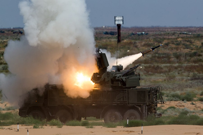 Cụm radar tích hợp của Pantsir-S1 có khả năng theo dõi được các mục tiêu trong tầm xa tối đa 28 km, số lượng mục tiêu tối đa nó có thể theo dõi là 20 mục tiêu bay và có thể tấn công cùng lúc 3 mục tiêu đồng thời. Nguồn ảnh: Nguồn ảnh: longroom.com.