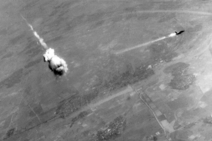 Ngay từ năm 1964, khi tiến hành một vài chiến dịch không kích ở miền Bắc Việt Nam, Không quân Mỹ đã nếm trái đắng, chịu tổn thất lớn nhất kể từ sau cuộc chiến tranh Triều Tiên. Từ 1965, khi tiến hành cuộc chiến tranh phá hoại lần thứ nhất, Không quân Mỹ và Hải quân Mỹ chịu tổn thất to lớn hơn nhiều. Đó chính là tiền đề thúc đẩy Quân đội Mỹ nhanh chóng trang bị các loại vũ khí thông minh nhằm mục tiêu tấn công hiệu quả cầu đường ở miền Bắc Việt Nam mà máy bay không cần hạ thấp hoặc bay vào gần vùng tấn công. Nguồn ảnh: Wikipedia