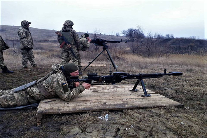 Theo đó các lực lượng quân sự Ukraine (ATO) đang tham chiến tại miền Đông Ukraine vừa đưa vào trang bị số lượng lớn súng bắn tỉa hạng nặng 12.7mm DShK. Và sở dĩ mẫu súng này có tên gọi như vậy là bởi nó được tạo nên từ mẫu súng máy hạng nặng DShK 1938 do Liên Xô chế tạo trước đây. Nguồn ảnh: ATO.