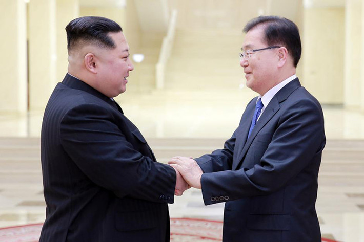 Tham gia tiệc chiêu đãi, về phía Hàn Quốc có lãnh đạo Văn phòng An ninh Quốc gia (NSO) Chung Eui-yong. Về phía Triều Tiên có Chủ tịch Kim Jong-un, phu nhân Ri Sol-ju và bà Kim Yo-jong - Phó Chủ tịch Ủy ban tuyên truyền của đảng Lao động, em gái ông Kim Jong-un. Hình ảnh ông Kim Jong-un bắt tay đại diện Hàn Quốc Chung Eui-yong trước khi ông này ra về. Ảnh: KCNA.