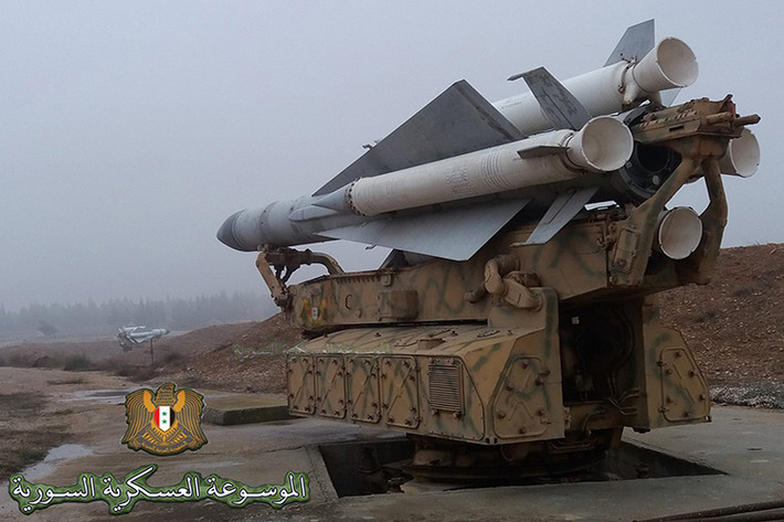 Trước đó, Moscow từng tuyên bố rằng sẽ trang bị cho Quân đội Syria các tổ hợp 1L122-1E, nhằm giúp nước này tăng cường khả năng phòng không của Syria trước các mối đe dọa của thế lực thù địch. Và với hình ảnh trên đây là lần đầu tiên 1L122-1E xuất hiện tại Syria. Nguồn ảnh: Syr_Mil_Wik.