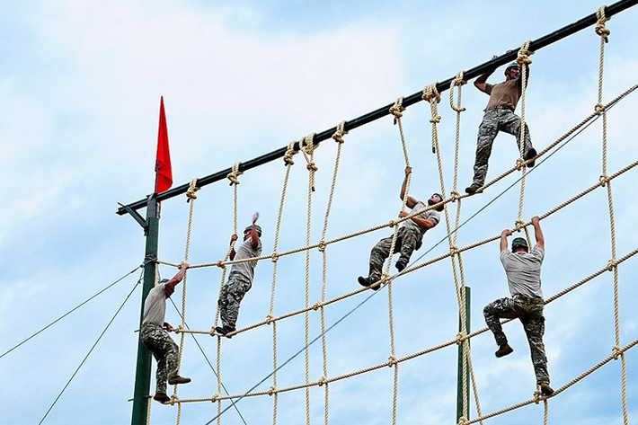 Nhóm đặc nhiệm Mỹ tham gia cuộc thi vượt chướng ngại vật tại Fort Tolemaida.