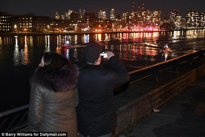 Vụ tai nạn thu hút sự chú ý của nhiều người hiếu kỳ. Ảnh: Daily Mail.