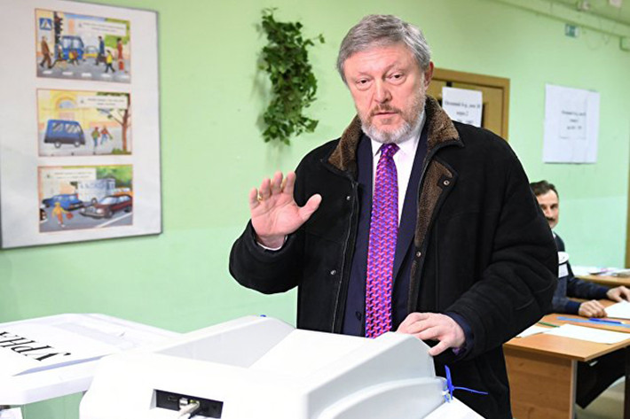 Ứng cử viên Grigory Yavlinsky của Đảng Yabloko tại điểm bầu cử. Ảnh: AFP