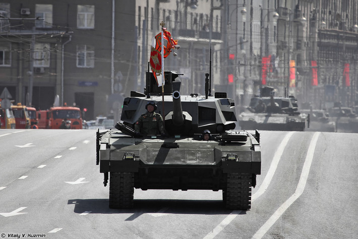 Siêu tăng T-14 Armata: Đây là chương trình phát triển phương tiện chiến đấu mặt đất lớn nhất của Nga trong Dự án Khung gầm hạng nặng thống nhất Armata. T-14 là xe tăng chiến đấu chủ lực đầu tiên trên thế giới được trang bị tháp pháo điều khiển từ xa đem lại khả năng chiến đấu vượt trội và an toàn cho ê kíp. Ảnh: Vitaly V.Kuzmin.