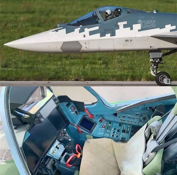 Buồng lái Su-57 nhìn khá đơn giản với một màn hình chính kích thước lớn phía trước mặt phi công, một màn hình nhỏ hơn ở bên phải. Bảng điều khiển với các nút bấm rải rác gợi nhớ đến sản phẩm chế tạo dưới thời Liên Xô.